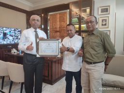 Ketua Dewan Pembina SMSI Jatim Terima PWI Jatim Award 2023