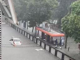 Surabaya banjir, Sejumlah Kendaraan Tergenang dan Mogok