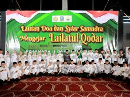 Gubernur Khofifah Qiyamul Lail Sembari Berlayar dengan KRI Surabaya 591