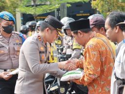 Polres Nganjuk Bagikan Beras Zakat Kepada Warga Kurang Mampu dan Penyandang Disabilitas