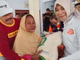 Pos Indonesia Berikan Bantuan Pangan Beras Program Cadangan Pangan Pemerintah Di Jawa Timur