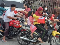 Paguyuban Sosial Marga Tionghoa Indonesia Nganjuk Bagikan Takjil Untuk Masyarakat