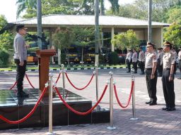 Jelang Purna, 5 anggota Polres Nganjuk Dianugerahi Pangkat Pengabdian Setingkat Lebih Tinggi