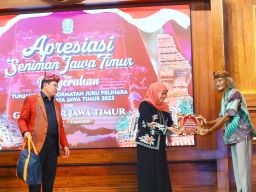 Gubernur Beri Apresiasi dan Tunjangan 1.000 Seniman Dan 240 Juru Pelihara Cagar Budaya Jatim