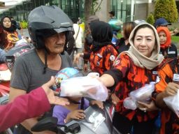 Srikandi Pemuda Pancasila Kota Surabaya Bagikan Ratusan Takjil ke Pengendara Motor