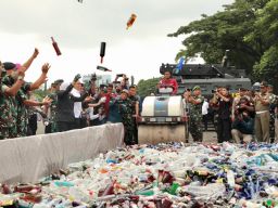 22.280 Botol Barang Bukti Miras Dimusnahkan Selama Ramadhan