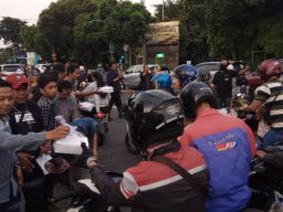 Momen Bulan Suci, Wartawan Pokja DPRD Surabaya Berbagi Ratusan Takjil