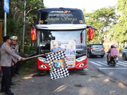 Kapolres Probolinggo Berangkatkan Dua Bus Balik Mudik Gratis