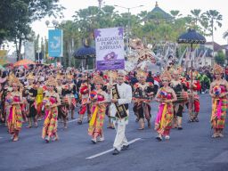 Kolaborasi Parade Budaya Jember-Jembrana Pukau Ribuan Warga