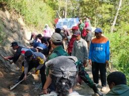 Perkuat Ketahanan Pangan Pacitan, TNI dan Polri Bantu Warga Buka Jalan Baru  Menuju Lahan Pertanian