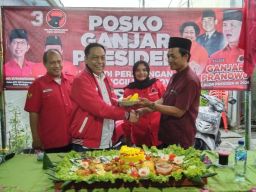 Kepala Bappillu DPC PDIP Surabaya Resmikan 5 Posko Ganjar Presiden dalam Semalam