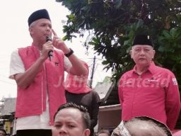 Ganjar Pranowo Mengaku Terharu Disambut Rakyat Sejati, Para Sandal Jepit