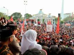 Temui Buruh, Gubernur Khofifah Tekankan Pentingnya Harmonisasi Hubungan Industrial