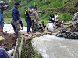 Salut, Sinergitas TNI Polri Situbondo Bantu Warga Perbaiki Jembatan Rusak Akibat Banjir