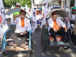 Sambil Konvoi Naik Becak, PKS Kota Surabaya Daftar Bacaleg Ke KPU