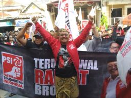 Tjujuk Supariono Daftar Bacaleg ke KPU, Diarak Pendukung dan Simpatisan