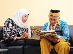 Gubernur Khofifah: Mari Bahagiakan dan Lindungi Lansia Di Sekitar Kita