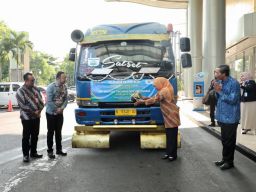 Lepas Ekspor Senilai USD 18,8 Juta, Gubernur Khofifah Semangati Eksportir Perluas Pasar Luar Negeri