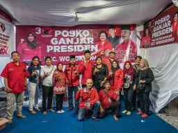 Bulan Bung Karno, Kader Banteng Surabaya Gotong Royong Dirikan Posko Ganjar Presiden