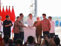 Jokowi Tinjau Progres Pembangunan Smelter Freeport dan Groundbreaking Pabrik Foil Tembaga Di Gresik
