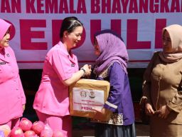 Polres Lumajang dan Bhayangkari Salurkan Bantuan Untuk Korban Banjir Semeru