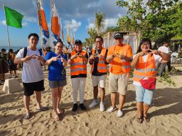 Beach clean up Jadi Rangkain Sanur Festival Village 2023