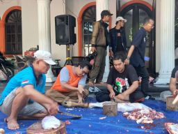 Bagikan Ratusan Paket Kurban, Mas Rizki : Full Senyum, Bahagiakan Arek Suroboyo