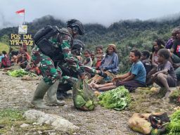 Prajurit Satgas Yonif PR 433/Julu Siri Bantu Tingkatkan Perekonomian Masyarakat di Distrik Dal