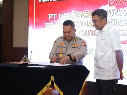 Dukung Pelayanan Polda Jatim, Pelindo Regional 3 Hibahkan 55 Komputer