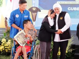 Gubernur Khofifah Serahkan Serahkan Bansos Dan Sertifikat Kelayakan Pengolahan Di Kediri