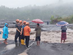Gubernur Khofifah Gerak Cepat Tangani Bencana Banjir Lahar Dingin di Lumajang