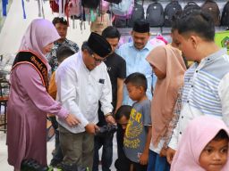 Pj Bupati Pidie Bagikan 100 Paket Perlengkapan Sekolah Untuk Anak Yatim Piatu