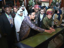 Di Hadapan Delegasi OIC-CA 2023, Wagub Emil Kenalkan Turots Hingga Batik Jawa Timur