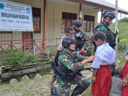 Satgas Yonif PR 433/JS Ikut Menjadi Tenaga Pengajar di Distrik Dal