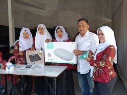 Anas Karno Sumbang Posyandu Cahaya Sehat Timbangan Digital