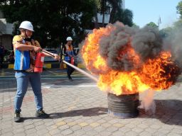 Pelindo Regional 3 Gelar  Lomba Ketangkasan Memadamkan Api
