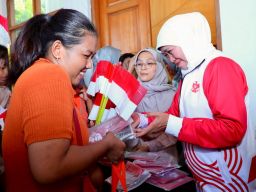 Meriahkan HUT ke-78 RI, Gubernur Khofifah Bagikan 3 Ribu Bendera Dan Sembako Untuk Masyarakat