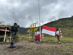 Satgas Yonif Para Raider 433/Julu Siri Gelar Upacara Bendera Bersama Warga Mbua