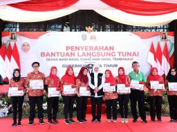 Tingkatkan Kesejahteraan Pekerja, Gubernur Khofifah Serahkan BLT DBHCT pada 5.030 Buruh Pabrik Rokok