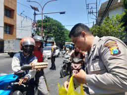 Jumat Berkah, Polsek Simokerto Berbagi Ratusan Nasi Bungkus