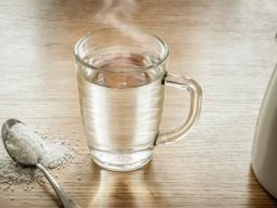 Delapan Manfaat Minum Air Hangat