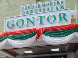 Sujud Syukur Warnai Pembukaan 100 Tahun Pondok Modern Darussalam Gontor