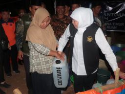 Kekeringan di Desa Pasrepan Pasuruan, Gubernur Khofifah  Distribusikan 10 Ribu Liter Air Bersih