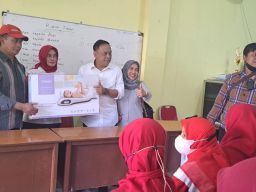 Modernisasi, Anas Karno Bantu Timbangan Bayi Digital Posyandu Melati Bangsa