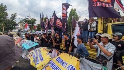 Aksi Buruh SBMB Minta Disnaker Jember Tegas Tindak PT WCT