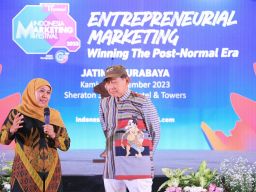 Gubernur Khofifah Raih Penghargaan Srikandi Punokawan Spirit