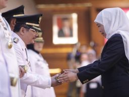 Lantik 6 PJ Bupati, Khofifah Minta Segera Koordinasi Dengan DPRD