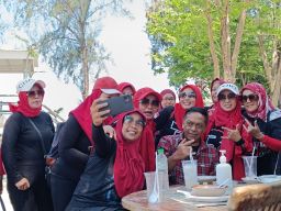 Bersama Emak-emak Simpatisan Ganjar, Anas Karno Wisata di Pesisir Surabaya