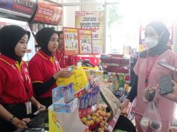 Dukung Perwali Nomor 30, Alfamart di Kediri Bagikan Tas Go Green Gratis