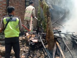 Dipicu Bara Api Tungku, Separuh Bangunan Rumah Wanto Terbakar Rata dengan Tanah